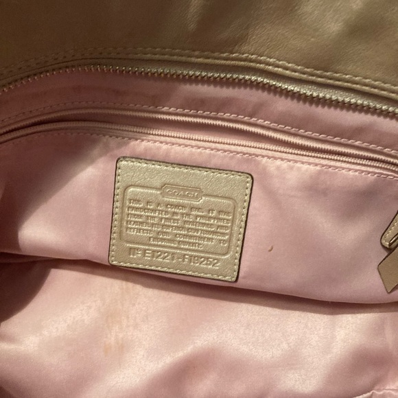 Shimmering tan Coach bag - Picture 2 of 3